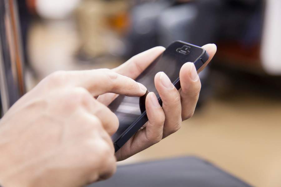 スマートフォンを操作する手