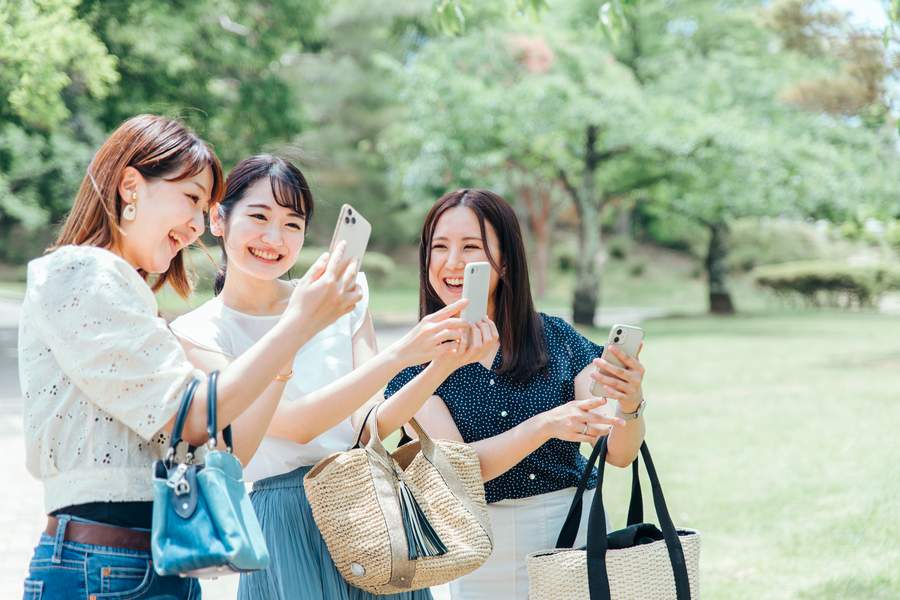 スマートフォンを楽しむ女性たち